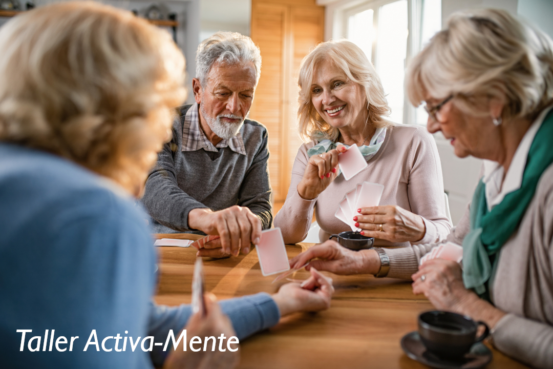 Grupo de personas maduras compartiendo un buen momento