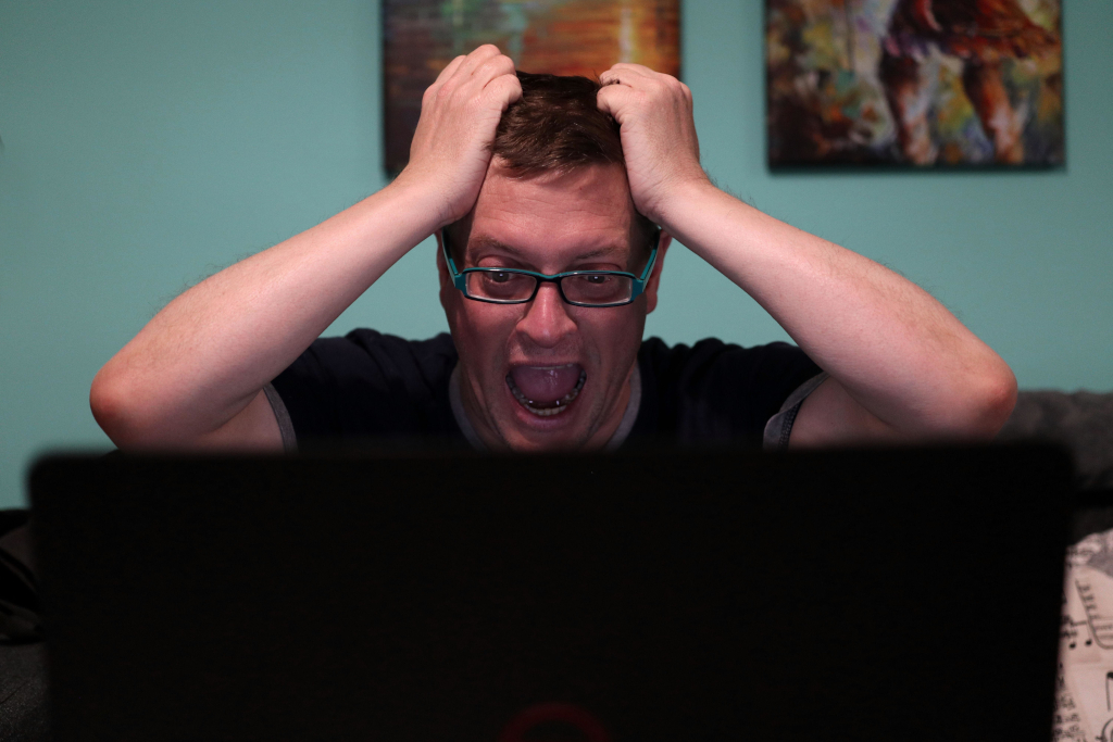 Hombre sintiendo pánico frente a la computadora